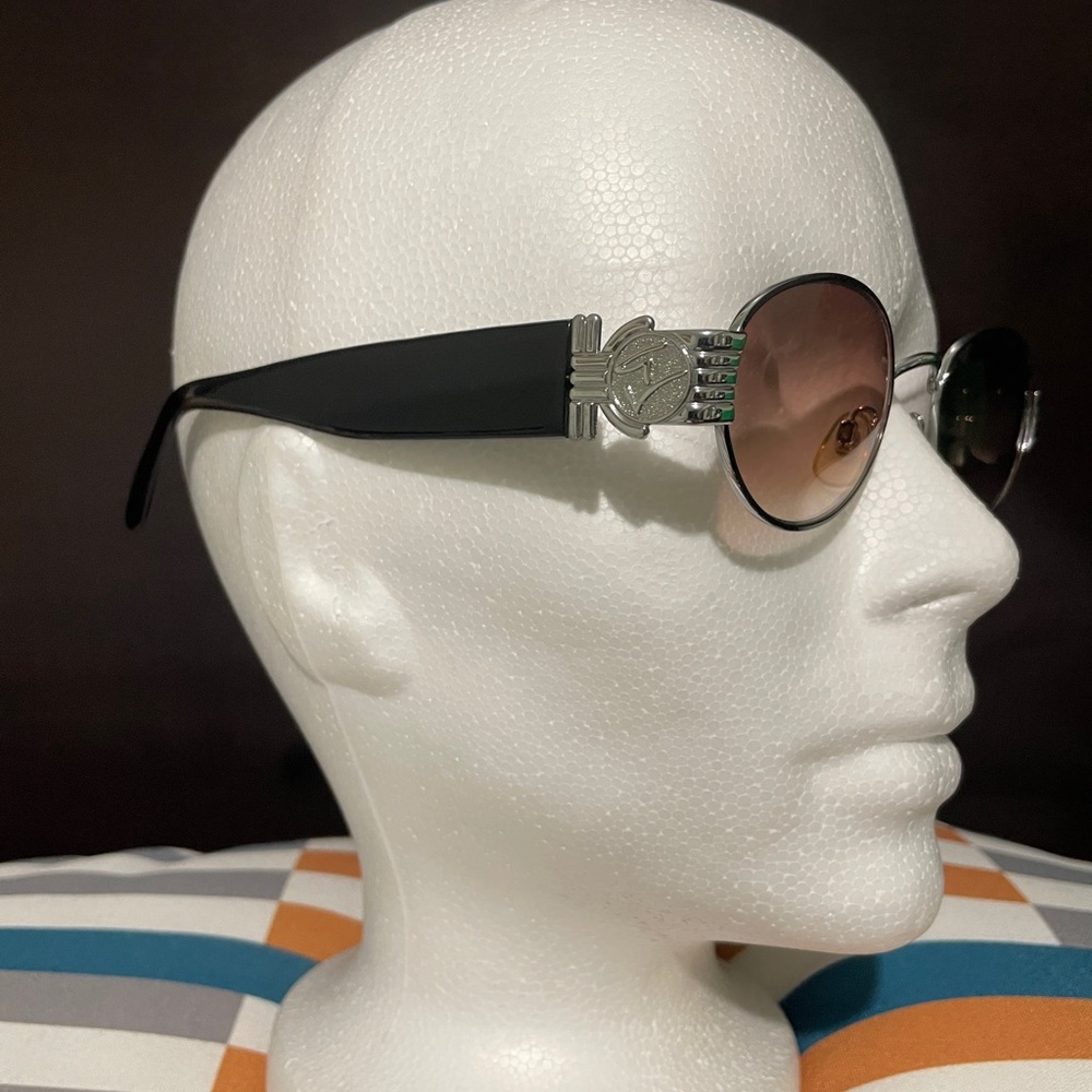 Vintage GLORIA VANDERBILT SUNGLASSES! Oval Unisex Frames *Givenchy Case Included